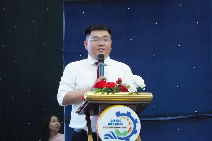 Đại diện sinh viên cam kết tại Lễ ra quân Thực tập.