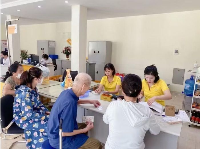 Bảo hiểm Xã hội khu vực Hòa Bình phối hợp với Bưu điện tỉnh thực hiện chi trả kịp thời các chế độ chính sách đối với người cao tuổi.