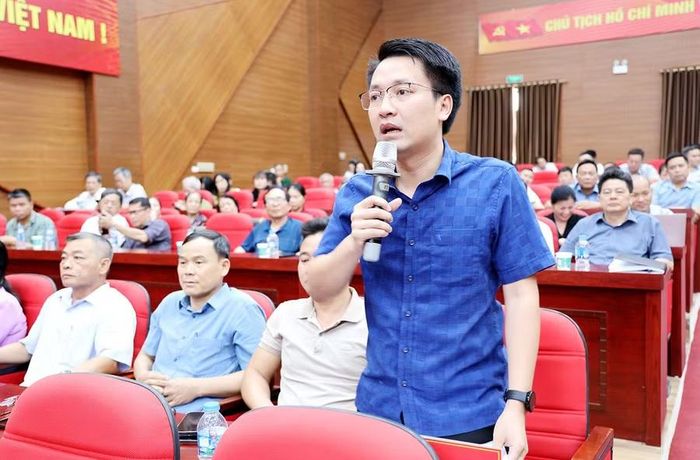 Đại diện cử tri phường Xuân Hòa phát biểu tại buổi tiếp xúc cử tri.