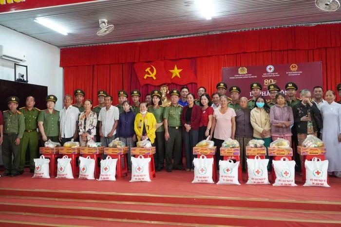 Các đại biểu cùng người dân địa phương chụp ảnh kỷ niệm.
