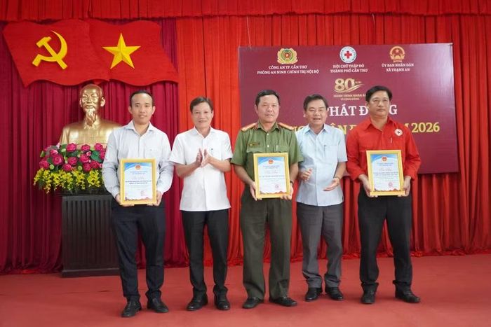 Ông Đoàn Văn Dũng, Bí thư xã Thạnh An (áo xanh) và ông Phạm Thành Khoa (áo trắng), Chủ tịch UBND xã Thạnh An, tri ân các đơn vị ủng hộ chương trình.
