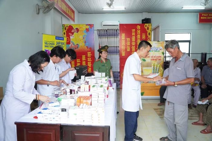 Người dân được khám chữa bệnh và cấp phát thuốc miễn phí.