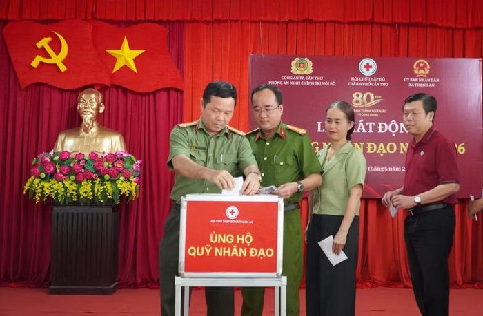 Các đại biểu ủng hộ quỹ nhân đạo.