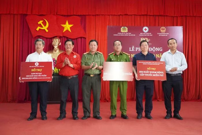 Đại diện các đơn vị trao bảng tượng trưng hỗ trợ tại chương trình.