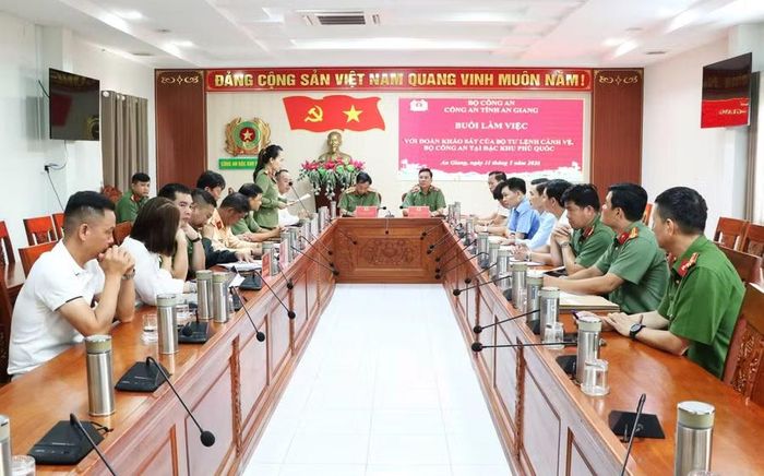 Quang cảnh buổi làm việc.