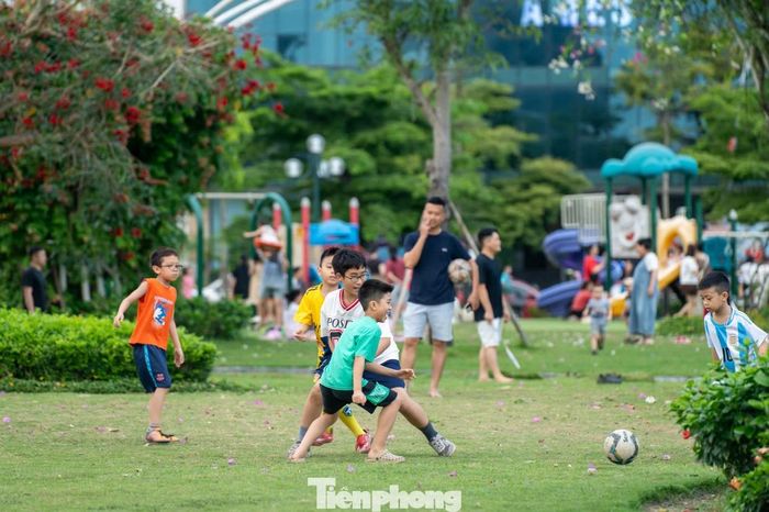 Nhiều hoạt động thể thao thu hút được các em nhỏ ngay trên sân cỏ của công viên.