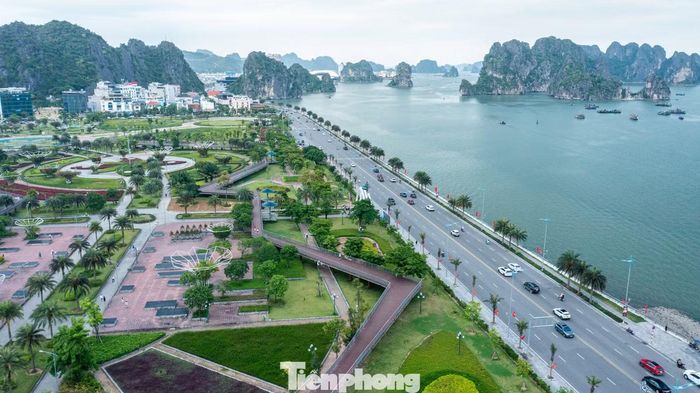 Điểm nhấn nổi bật nhất của công viên là cây cầu đi bộ dài gần 1km - nơi người dân vừa đi bộ tập thể dục vừa hít thở không khí trong lành và có thể phóng tầm mắt ngắm nhìn toàn cảnh vịnh Hạ Long lộng lẫy và tận hưởng làn gió biển mát rượi.
