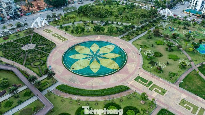 Công viên có tổng diện tích hơn 14ha, chia thành nhiều khu chức năng như vườn hoa nghệ thuật, quảng trường trung tâm, khu vui chơi trẻ em và cầu đi bộ trên cao. Đặc biệt, công viên hoa Quảng Ninh còn gây ấn tượng bởi các cụm hoa được trồng theo hình khối nghệ thuật, kết hợp cùng tượng trang trí và đài phun nước tạo nên bức tranh sống động giữa lòng đô thị nhộn nhịp.