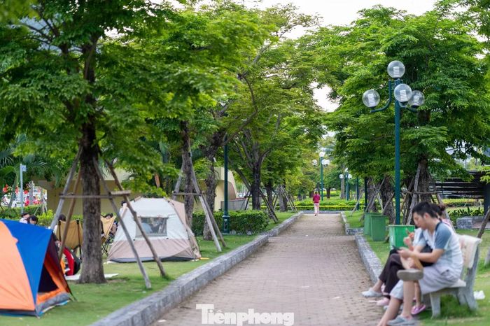 "Chúng tôi ấn tượng vì ở đây rất nhiều cây xanh, phân chia làm nhiều khu, cảnh vật rất đẹp cùng với không khí trong lành, văn hóa cộng đồng của người dân ở đây làm chúng tôi cảm thấy rất thú vị", hai du khách nước ngoài chia sẻ.