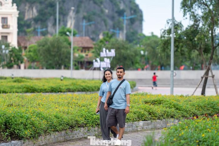 Hai du khách người nước ngoài tỏ ra rất thích thú khi đến Quảng Ninh du lịch và được dạo bước trên công viên ngay cạnh vịnh Hạ Long.