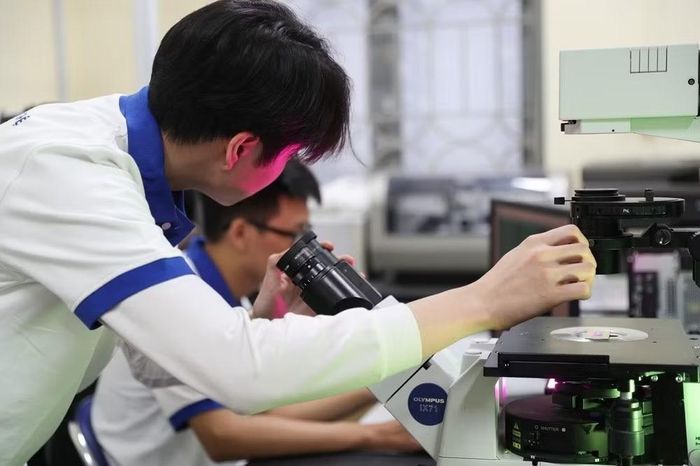 Sinh viên học tập trong phòng thí nghiệm