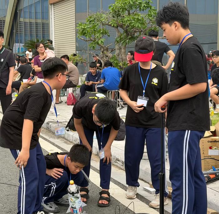 Học sinh Trường THCS Cầu Giấy chuẩn bị màn thi Tên lửa nước