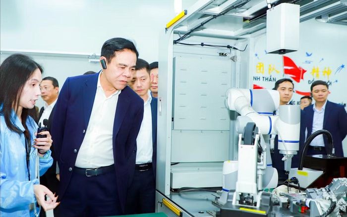 Ông Võ Trọng Hải, Chủ tịch UBND tỉnh Nghệ An thăm dây chuyền sản xuất hiện đại của Tập đoàn Luxshare - ICT đầu tư tại nhà máy ở KCN VSIP Nghệ An 1. (Ảnh: T.Duy)