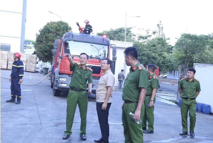 Đại tá Trần Anh Sơn – Phó Giám đốc Công an thành phố Đồng Nai (mặc thường phục) trực tiếp chỉ đạo công tác chữa cháy tại hiện trường. Ảnh: CACC