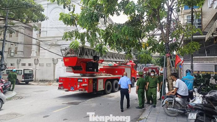 Lực lượng cứu hỏa cùng xe thang tại hiện trường. (Ảnh: Thanh Hà)