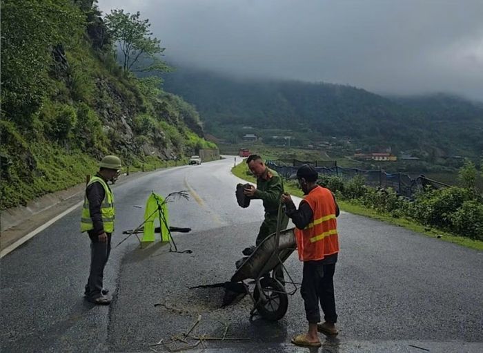 Lực lượng Công an tiến hành xử lý điểm sụt lún, đặt biển cảnh báo tại khu vực nguy cơ sạt lở.