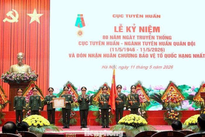 Thừa ủy quyền của Chủ tịch nước, Đại tướng Nguyễn Trọng Nghĩa trao Huân chương Bảo vệ Tổ quốc hạng Nhất tặng Cục Tuyên huấn.