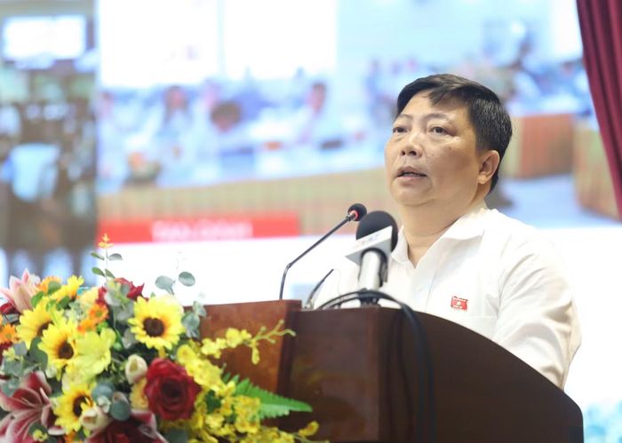 ĐBQH Nguyễn Vũ Trung trao đổi với cử tri về an toàn thực phẩm.