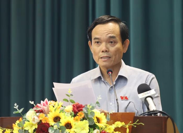 Bí thư Thành ủy TPHCM Trần Lưu Quang trao đổi tại buổi tiếp xúc cử tri. Ảnh: Ngô Tùng