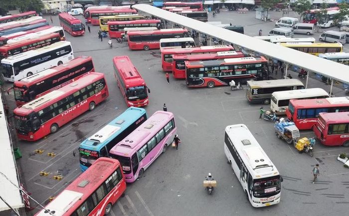 Xe khách liên tỉnh hoạt động tại bến xe trên địa bàn Hà Nội.