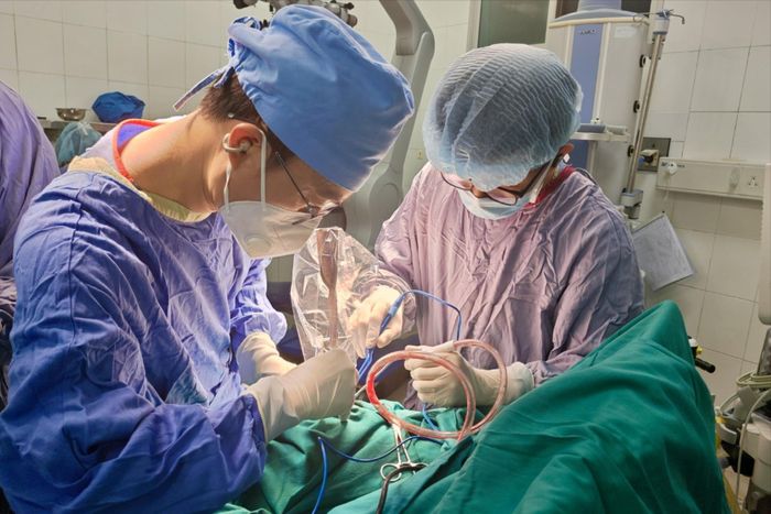 TS.BS Bùi Huy Mạnh, Phó Trưởng khoa Phẫu thuật Thần kinh 2 và ê kíp trong ca phẫu thuật dao cắm vào đầu. Ảnh: BVHN Việt Đức
