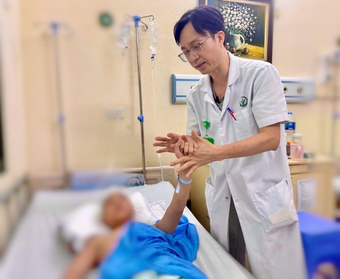TS.BS Bùi Huy Mạnh và cháu bé sau ca phẫu thuật thành công
