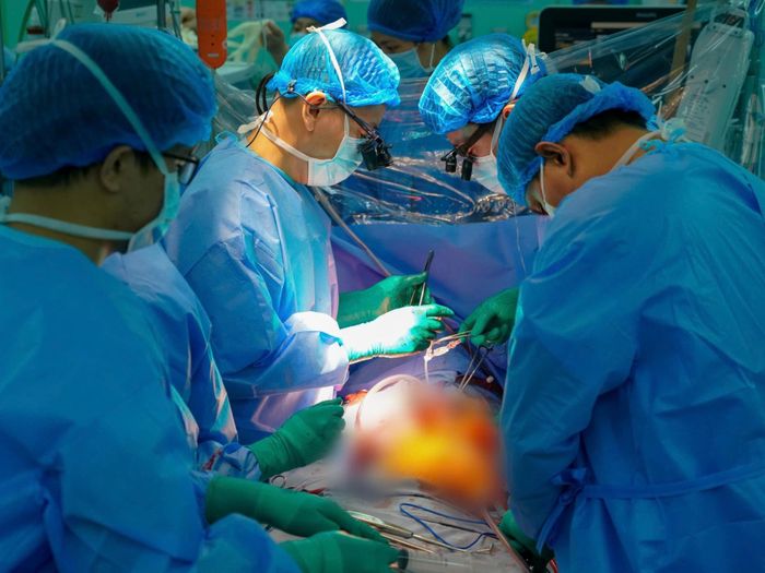 Các bác sĩ thực hiện ca ghép tim cho bệnh nhân.