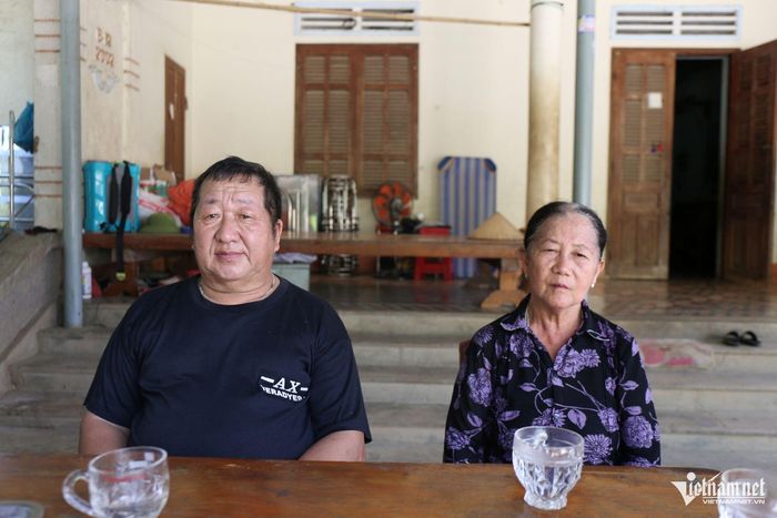 Ký ức về người cha Vừ Chông Pao vẫn luôn là niềm tự hào, hãnh diện trong tâm khảm người con trai thứ Vừ Bá Vừ và vợ là Lầu Y Xì - Ảnh: T.H