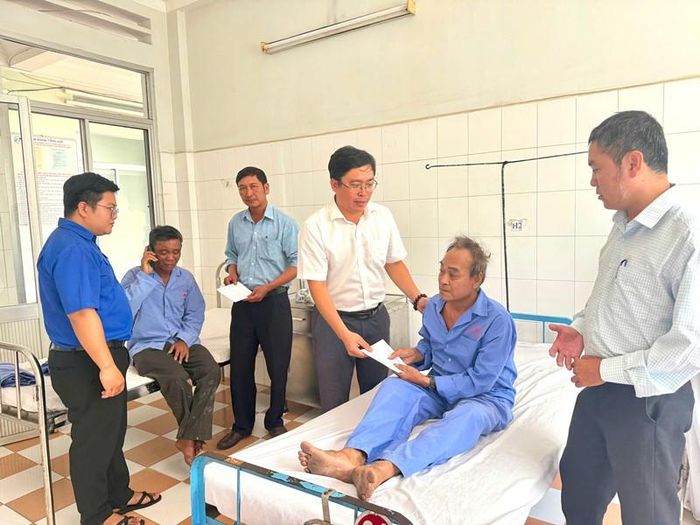 Các lực lượng chức năng thăm hỏi người bị nạn. Ảnh: CTV