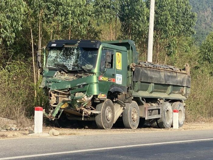 Xe tải bị hư hỏng nặng. Ảnh: CTV