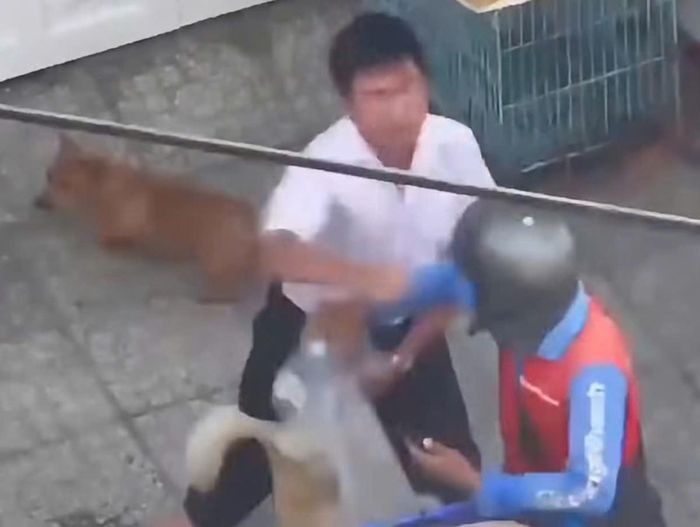 Nam shipper bị người đàn ông đánh chảy máu mũi. Ảnh cắt từ clip