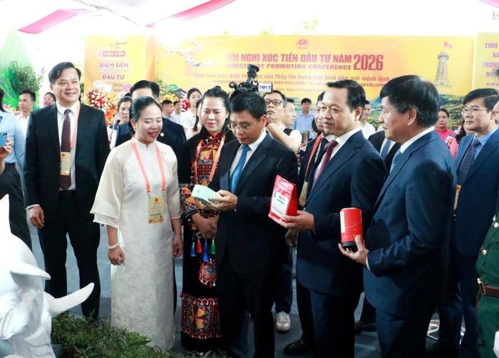Các đại biểu tham quan gian trưng bày đặc sản Điện Biên.