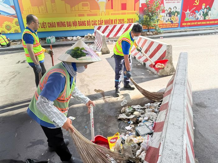 Vệ sinh khu vực trước cổng nhà ga T3 đảm bảo mỹ quan và thông thoáng trước mùa mưa. Ảnh: TL