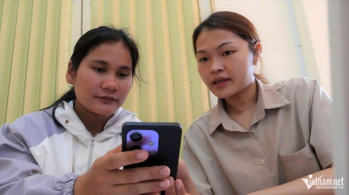 Tổ công nghệ số cộng đồng đã và đang phát huy tốt vai trò trong việc hướng dẫn, hỗ trợ bà con ở các thôn, làng vùng đồng bào DTTS tỉnh Quảng Ngãi sử dụng các ứng dụng trên điện thoại 
