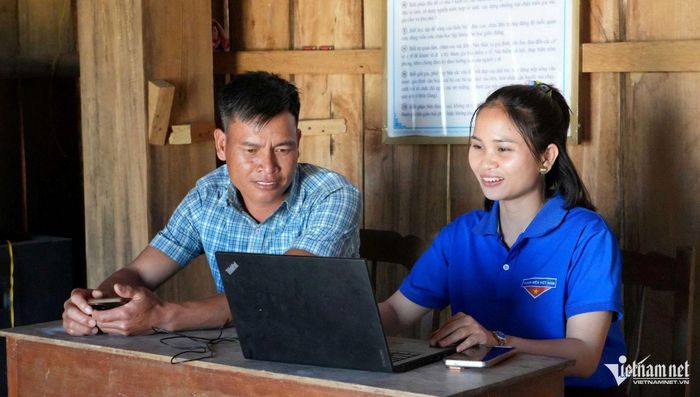 Thành viên tổ công nghệ số cộng đồng thôn Vi Glơng, xã Kon Plông hướng dẫn bà con trong thôn nộp hồ sơ giải quyết thủ tục hành chính trực tuyến