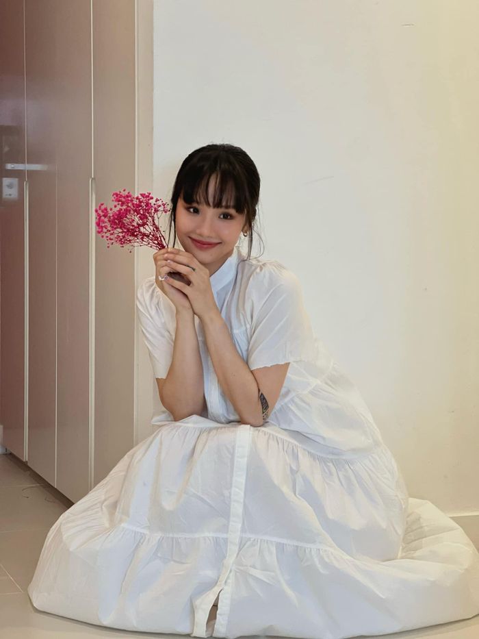 Tuổi 19, Miu Lê bị mẹ bắt đi học lớp người mẫu để giảm cân và sửa dáng cho đẹp hơn. Tại lớp học này, cô được đạo diễn Lê Hoàng chọn để tham gia một bộ phim. Dù phim không công chiếu, Miu Lê vẫn có được cơ hội tiếp tục hợp tác với đạo diễn Lê Hoàng trong phim "Những thiên thần áo trắng" và nổi tiếng từ đó.
