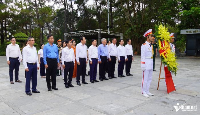 Đoàn công tác của nguyên lãnh đạo Đảng, Nhà nước dâng hoa, dâng hương tưởng niệm anh hùng liệt sĩ tại Nghĩa trang liệt sĩ quốc gia Trường Sơn
