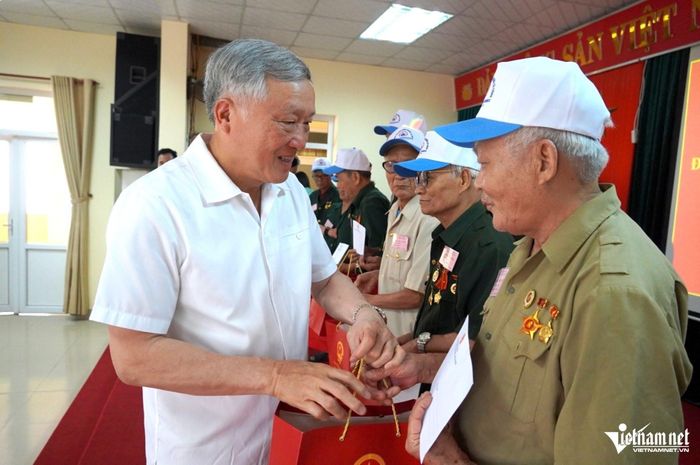 Nguyên Phó Thủ tướng thường trực Nguyễn Hòa Bình thăm hỏi người có công của tỉnh Quảng Trị
