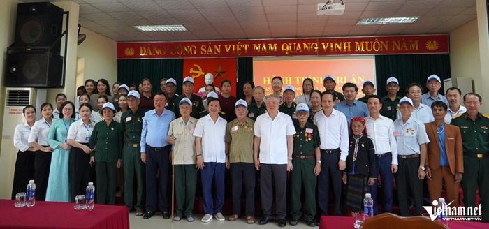 Nguyên lãnh đạo Đảng, Nhà nước, lãnh đạo tỉnh Quảng Trị chụp ảnh lưu niệm với thân nhân Bà mẹ Việt Nam anh hùng và người có công của tỉnh Quảng Trị