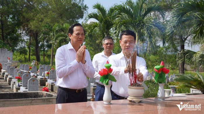 Ông Đào Ngọc Dung, nguyên Bộ trưởng Dân tộc và Tôn giáo cùng ông Nguyễn Mạnh Hùng, nguyên Bộ trưởng Khoa học và Công nghệ dâng hương tưởng nhớ anh hùng liệt sĩ tại Nghĩa trang liệt sĩ quốc gia Đường 9