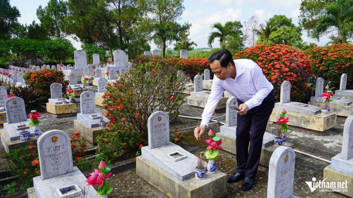 Ông Đào Ngọc Dung, nguyên Bộ trưởng Dân tộc và Tôn giáo thắp hương tại phần mộ liệt sĩ chưa xác định được thông tin tại Nghĩa trang quốc gia Đường 9 và Nghĩa trang liệt sĩ quốc gia Trường Sơn