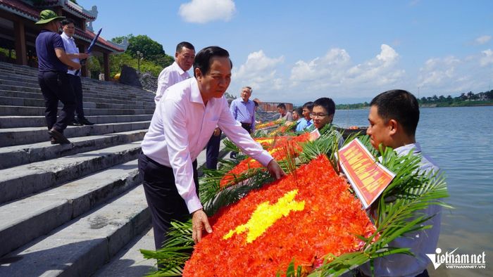 Nguyên lãnh đạo Đảng, Nhà nước thả hoa tri ân trên sông Thạch Hãn
