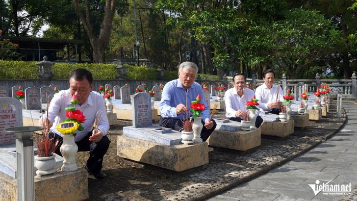 Nguyên lãnh đạo Đảng, Nhà nước trong đoàn công tác thắp hương tưởng nhớ anh hùng liệt sĩ tại Nghĩa trang liệt sĩ quốc gia Trường Sơn
