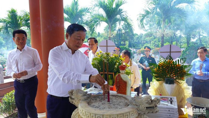 Nguyên Phó Thủ tướng Trần Hồng Hà dâng hương tưởng nhớ anh hùng liệt sĩ tại Nghĩa trang liệt sĩ quốc gia Đường 9