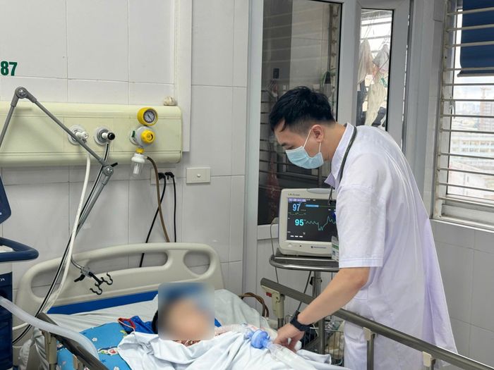 Bác sĩ chăm sóc cho bệnh nhi. (Ảnh BVCC)