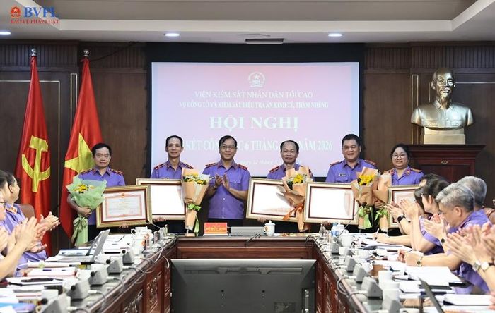 Đồng chí Hồ Đức Anh, Phó Bí thư Thường trực Đảng ủy, Phó Viện trưởng Thường trực VKSND tối cao trao Bằng khen của Thủ tướng Chính phủ tặng 5 cá nhân thuộc Vụ 3, VKSND tối cao.