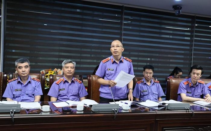 Đồng chí Nguyễn Xuân Lưu, Kiểm sát viên cao cấp, Tổ trưởng trình bày tham luận tại Hội nghị.