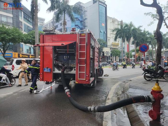 Đến khoảng 12h, đám cháy cơ bản được khống chế, ngăn chặn nguy cơ lan sang các công trình liền kề. Hiện cơ quan chức năng đang tiếp tục xác minh thiệt hại, tình trạng nạn nhân và điều tra nguyên nhân chính xác của vụ cháy.