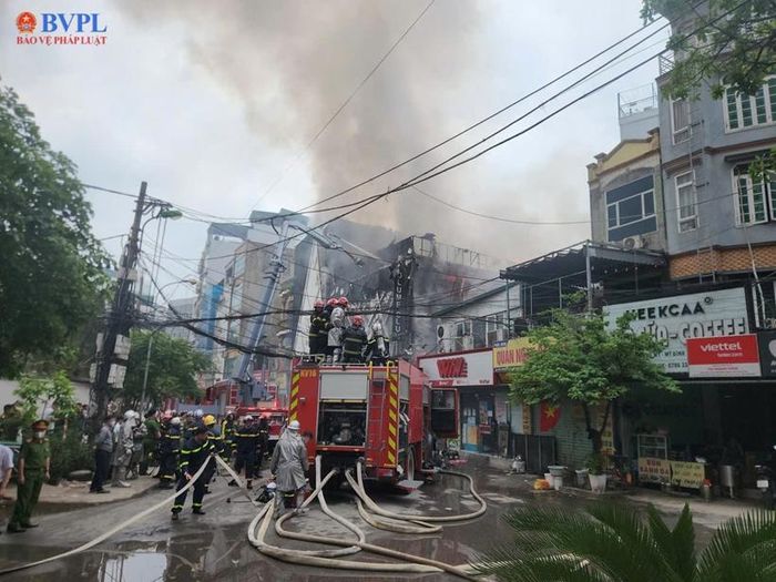 Ngay sau khi tiếp nhận tin báo, Phòng Cảnh sát PCCC&amp;CNCH Công an TP Hà Nội đã điều động gần 10 xe chữa cháy cùng nhiều cán bộ, chiến sĩ tới hiện trường triển khai công tác dập lửa và cứu nạn cứu hộ.