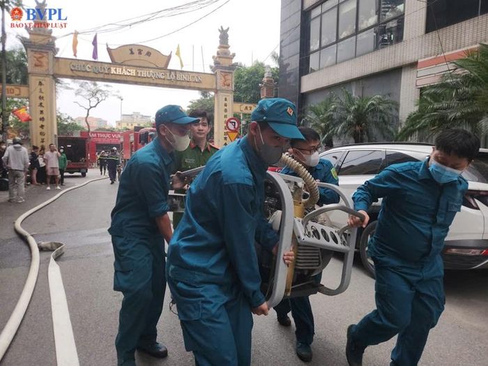 Do công trình karaoke có kết cấu kín, nhiều phòng nhỏ và chứa vật liệu dễ cháy nên lực lượng chức năng gặp không ít khó khăn trong quá trình tiếp cận hiện trường. Các chiến sĩ phải chia nhiều mũi chữa cháy, đồng thời tiến sâu vào bên trong để kiểm tra, tìm kiếm người có thể mắc kẹt.